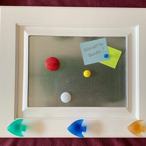 Magnetic note board with hooks